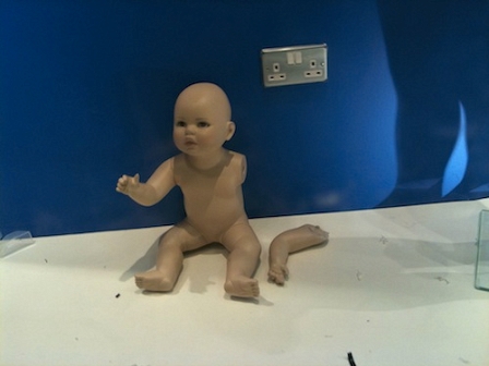 © Robert Rotifer Baby-Puppe in Auslage mit fehlendem Arm